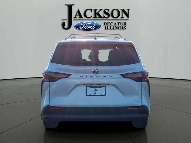 2022 Toyota Sienna XLE 8 Passenger